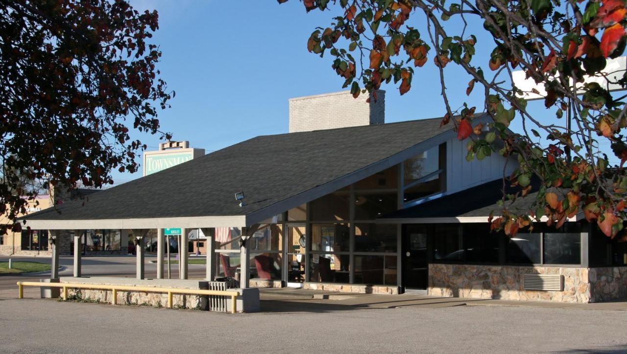 Townsman Inn Larned Exterior foto